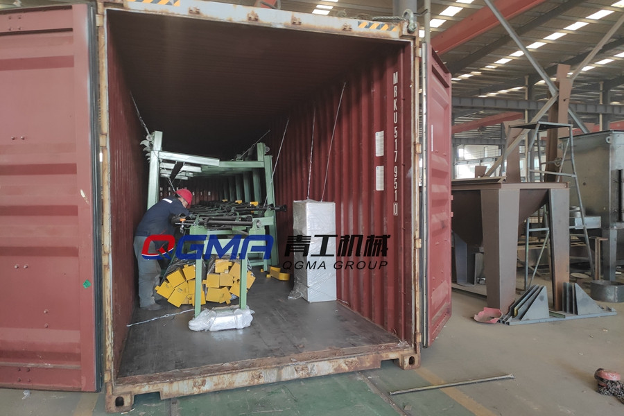 杏宇注册钢管抛丸机自动上下料装置装箱发往印尼