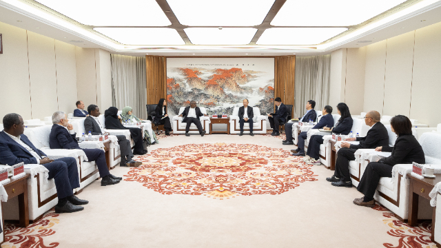 莫鼎革与丹格特辉达娱乐总裁阿里科·丹格特举行会谈