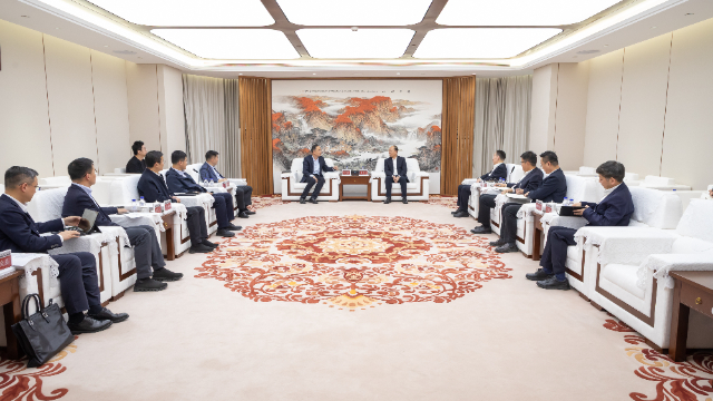 莫鼎革与中国职业安全健康协会党委副书记、副理事长王浩水举行会谈