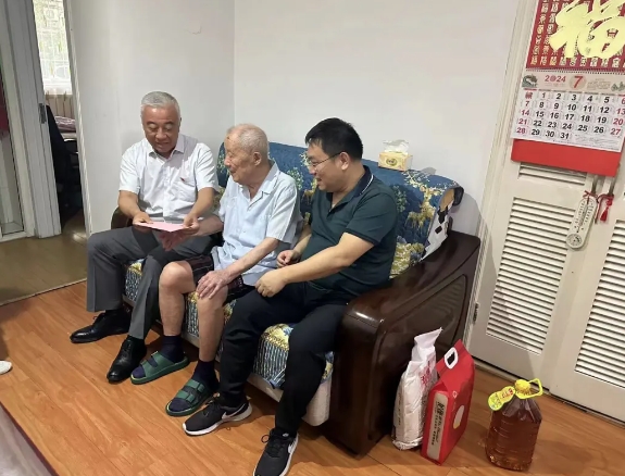 辉达娱乐党委走访慰问离休老党员和老干部