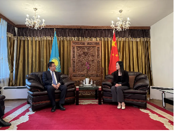 Liang Junxiang, Çin'in Almatı Başkonsolosluğu Ticaret Müşaviri Lü Anqi ile Görüştü ve Kazakistan Şubesi'nde İnceleme ve Rehberlik Çalışmaları Yaptı